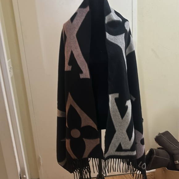 1️⃣5️⃣0️⃣0️⃣ brand new authentic Louis Vuitton wrap cashmere - Picture 2 of 4